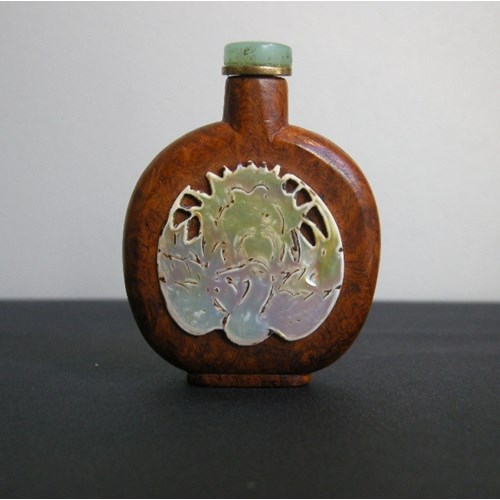 Burlwood snuff bottle (precious wood) embellished on each face of mother-of-pearl (a phenix and a Shou sign)